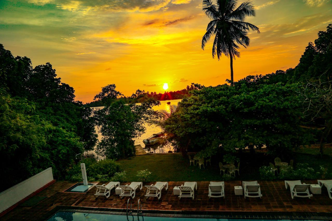 Waterside Bentota Hotel Bagian luar foto